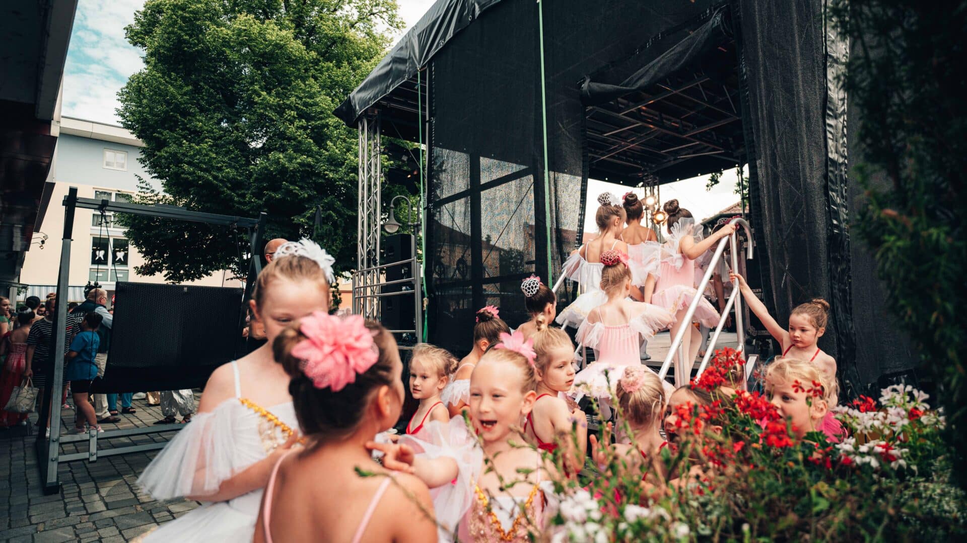 Ballettgruppe vor Auftritt Pocking