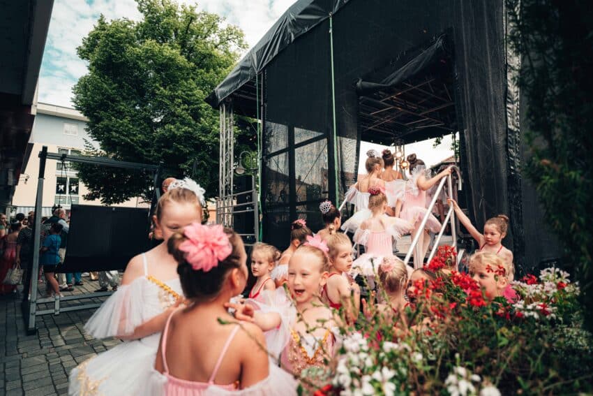 Ballettgruppe vor Auftritt Pocking