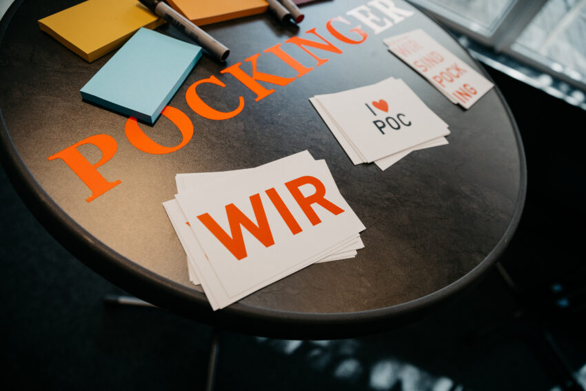 Das Pockinger Tisch mit Postkarten