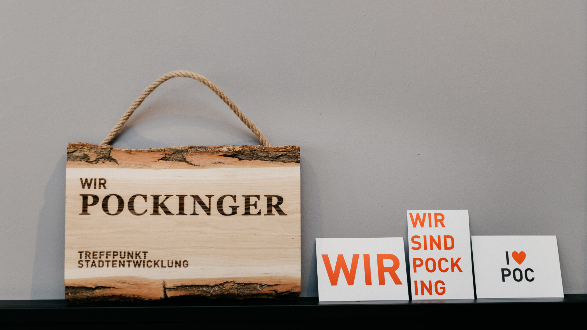 Holztafel und Postkarten Das Pockinger