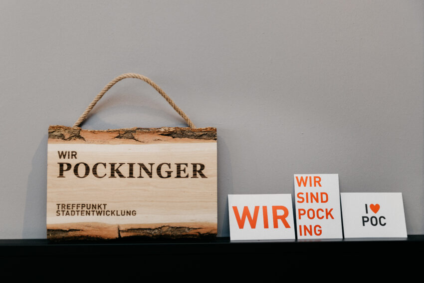 Holztafel und Postkarten Das Pockinger