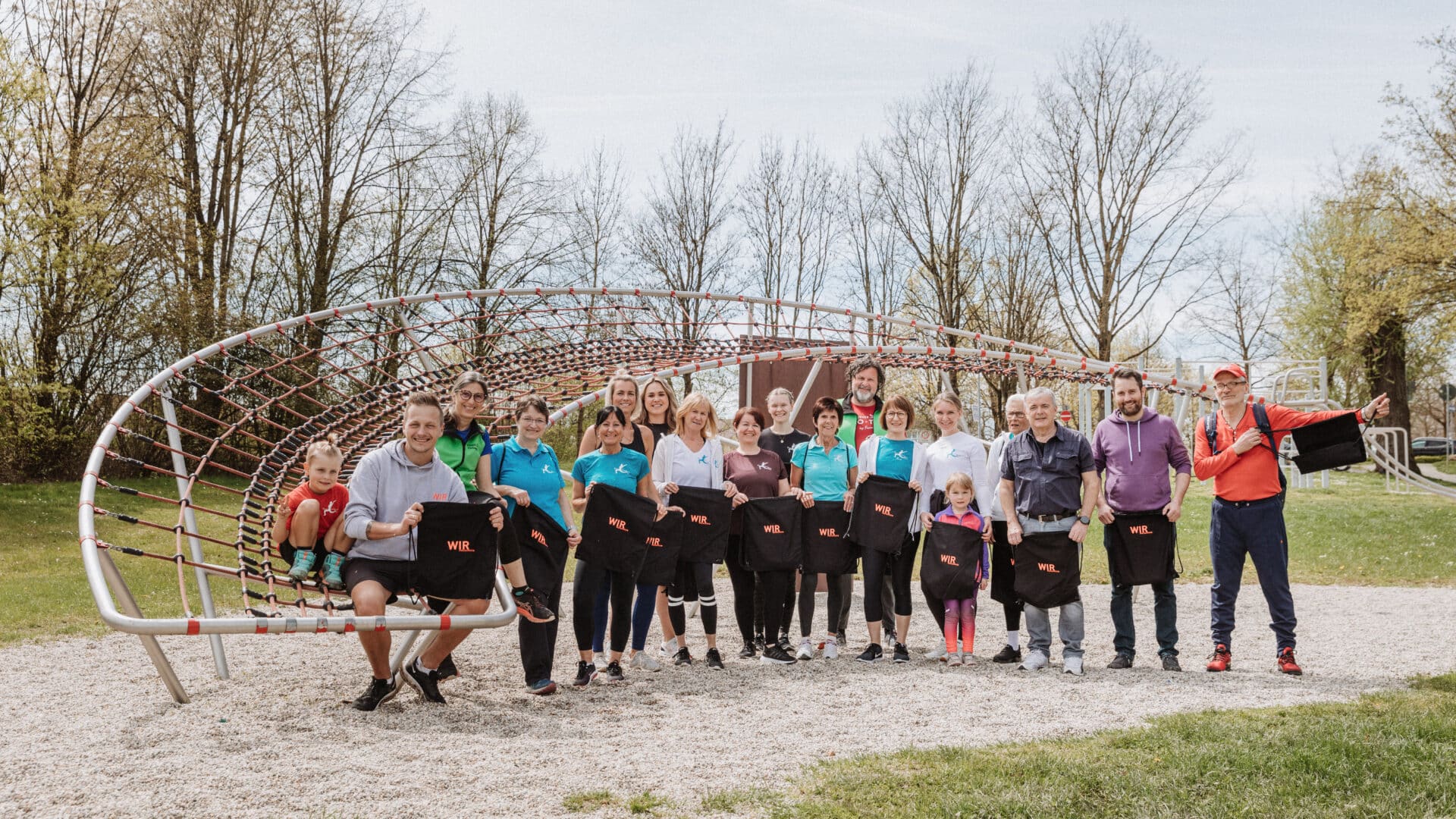 Stadtrat und Besucher:innen im Bewegungspark Pocking