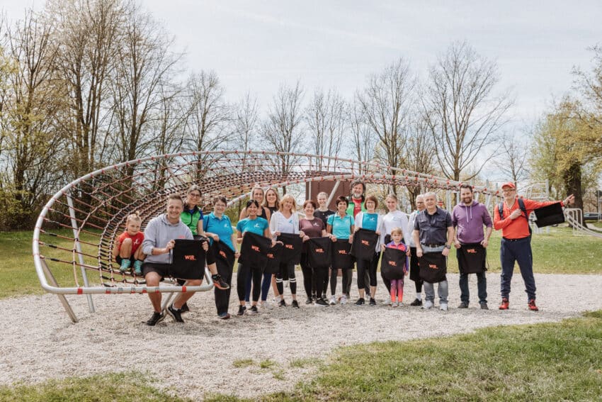 Stadtrat und Besucher:innen im Bewegungspark Pocking