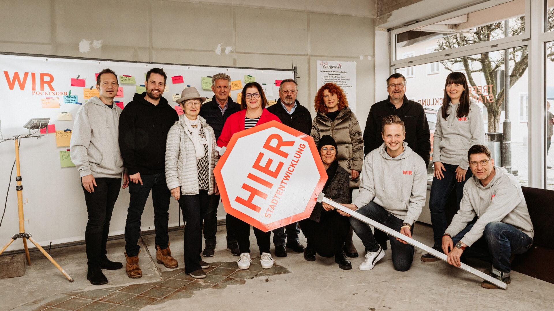 Stadtrat im Pockinger mit einem Stopp-Schild "Hier"
