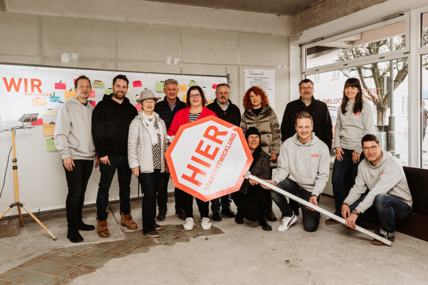 Stadtrat im Pockinger mit einem Stopp-Schild "Hier"